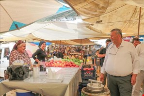 Başkan Demirhan Kaş pazarında esnaflar ve vatandaşlarla bir araya geldi